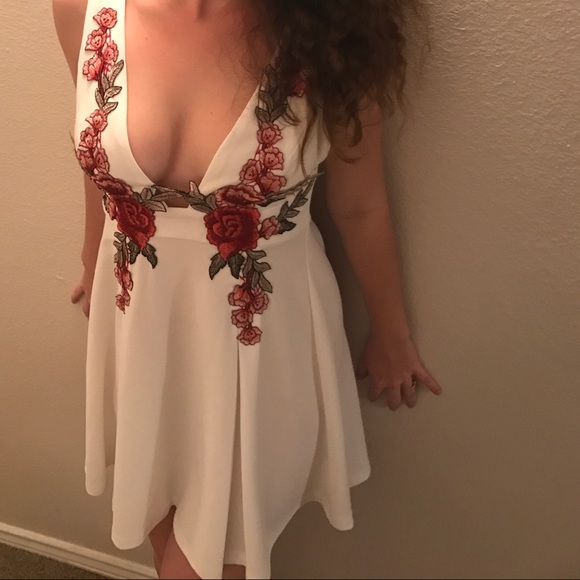 White dress with red flowers - Picture 2 of 2